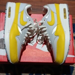 TOUR YELLOW NIKE AIR MAX 1